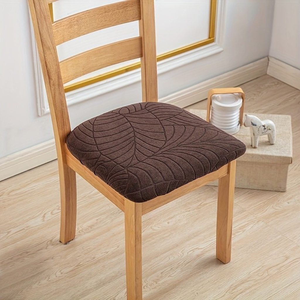 Elegantní elastické žakárové potahy na židle obepínající jejich tvar