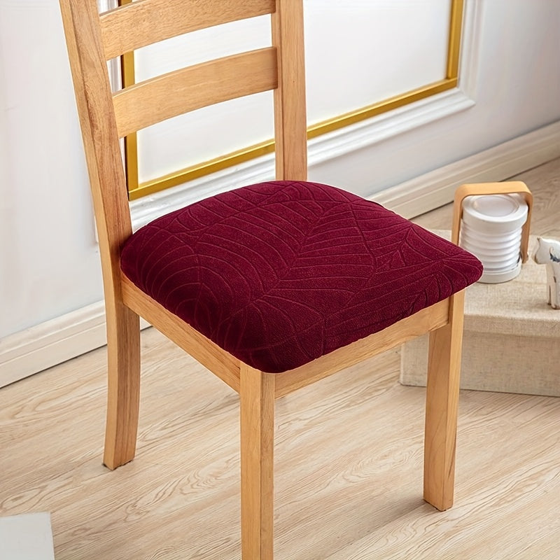 Elegantní elastické žakárové potahy na židle obepínající jejich tvar