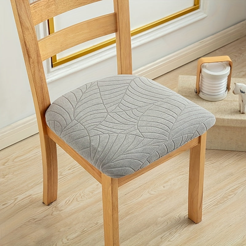 Elegantní elastické žakárové potahy na židle obepínající jejich tvar