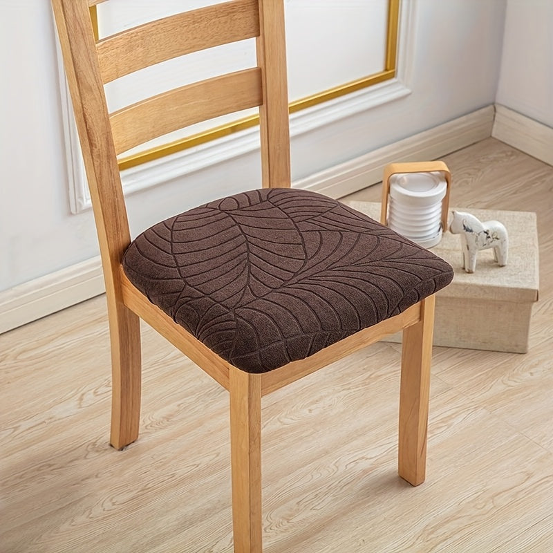 Elegantní elastické žakárové potahy na židle obepínající jejich tvar