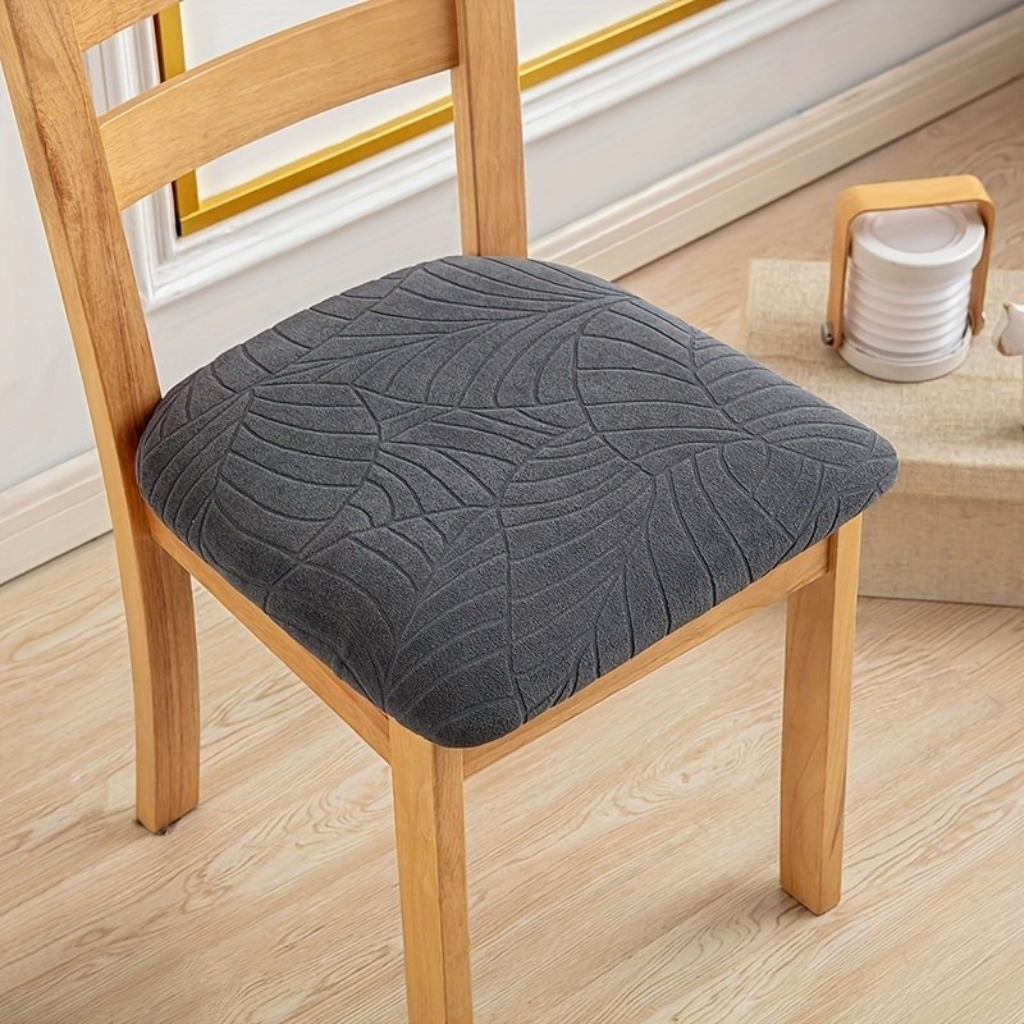 Elegantní elastické žakárové potahy na židle obepínající jejich tvar
