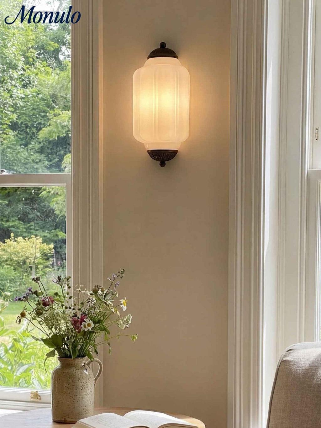 Væglampe i mælkehvidt glas til soveværelset eller gangen i skandinavisk stil