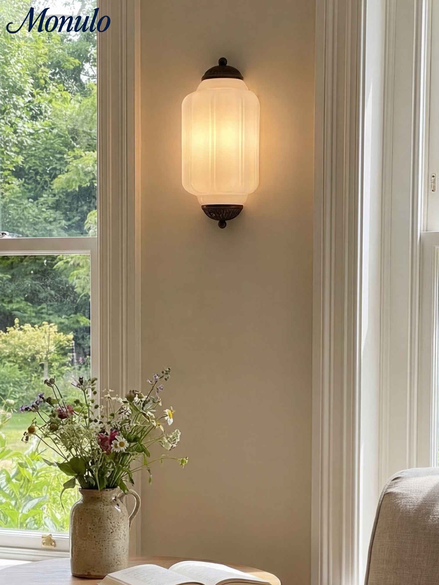 Væglampe i mælkehvidt glas til soveværelset eller gangen i skandinavisk stil