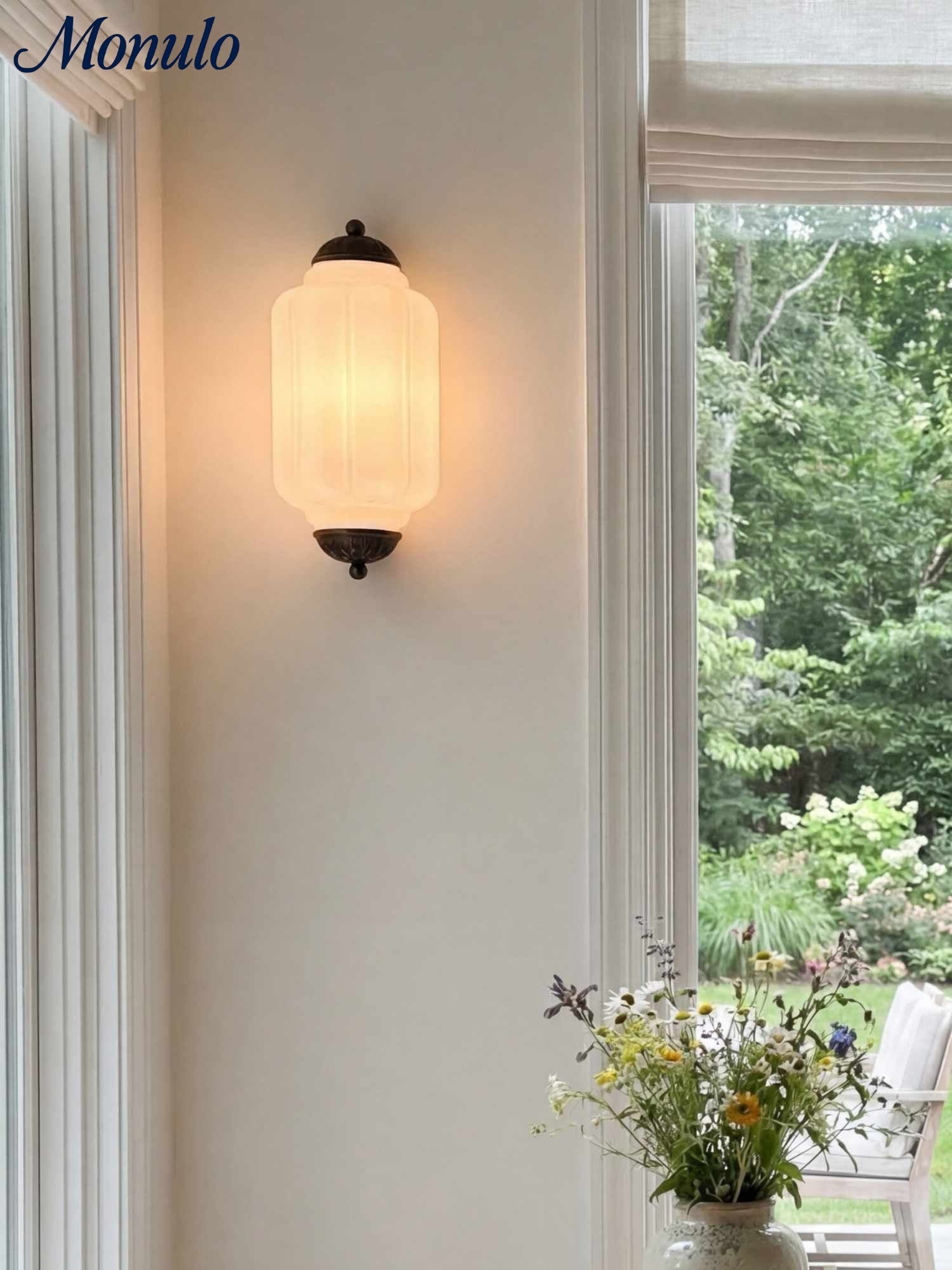 Væglampe i mælkehvidt glas til soveværelset eller gangen i skandinavisk stil