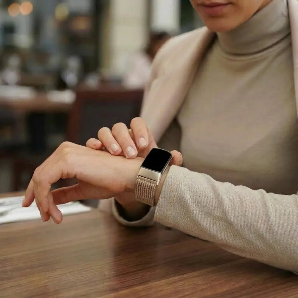 Fitbit Charge 6 milánský řemínek ve variantě Starlight