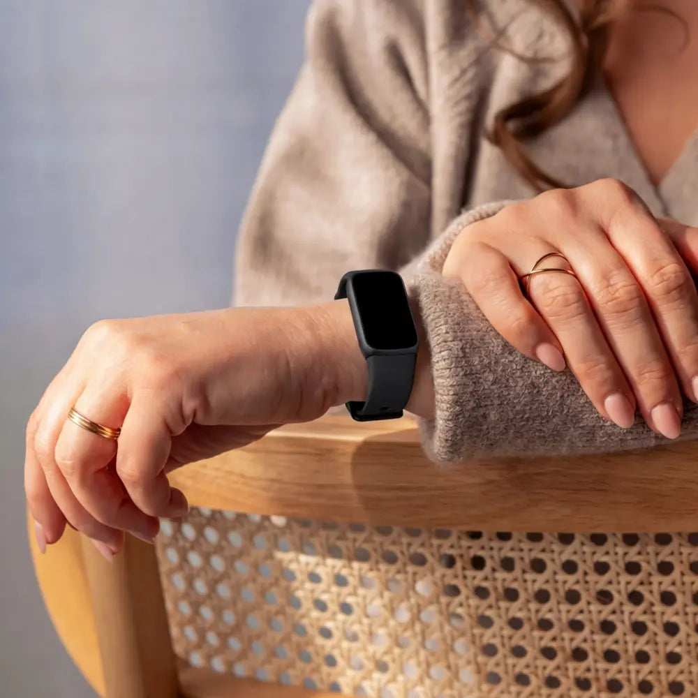 سوار سيليكون Fitbit Luxe — أسود، ملاءمة ناعمة ومرنة