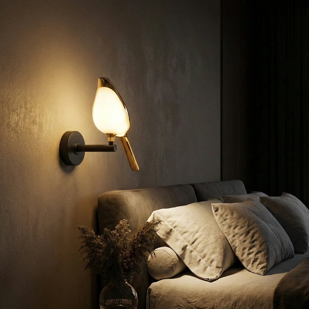 LumaForge Messing-Wandleuchte mit Vogelmotiv für Schlafzimmer und Innenräume, schwenkbarer Kopf