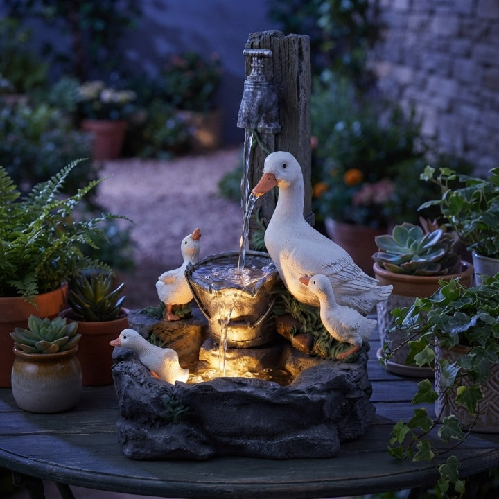 Solární stolní fontána 15 cm — figurka kachny nebo veverky, LED osvětlení