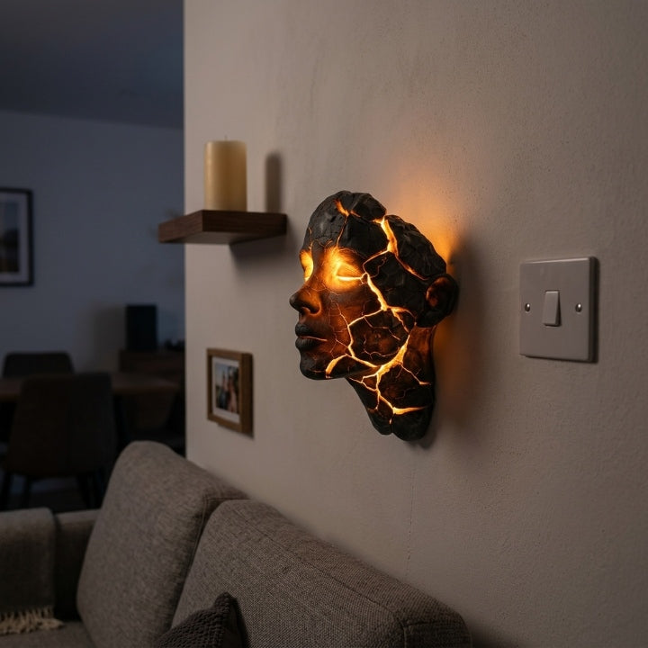 مصباح حائطي LED على شكل منحوتة وجه — تفصيل شق متوهج بإضاءة دافئة