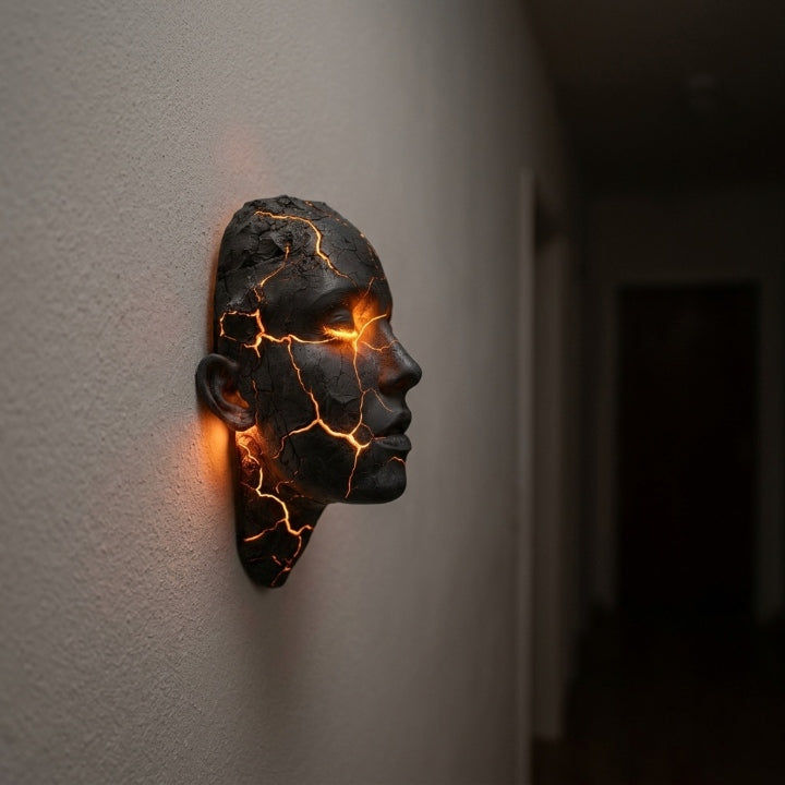 مصباح حائطي LED على شكل منحوتة وجه — تفصيل شق متوهج بإضاءة دافئة