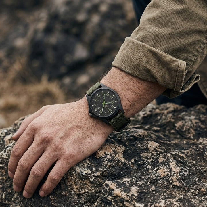 Miesten taktinen rannekello — 45 mm:n kuori, vedenkestävyys 50 m, LED-taustavalo