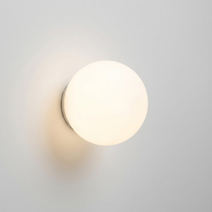 Φωτιστικό τοίχου LED με σφαίρα από ματ γυαλί — Ø 12, 15 ή 20 cm
