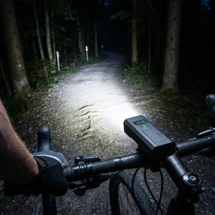 Luz LED para bicicleta — 5000 lúmenes, 12 LEDs, bateria USB-C de 10,000 mAh e visor digital da hora