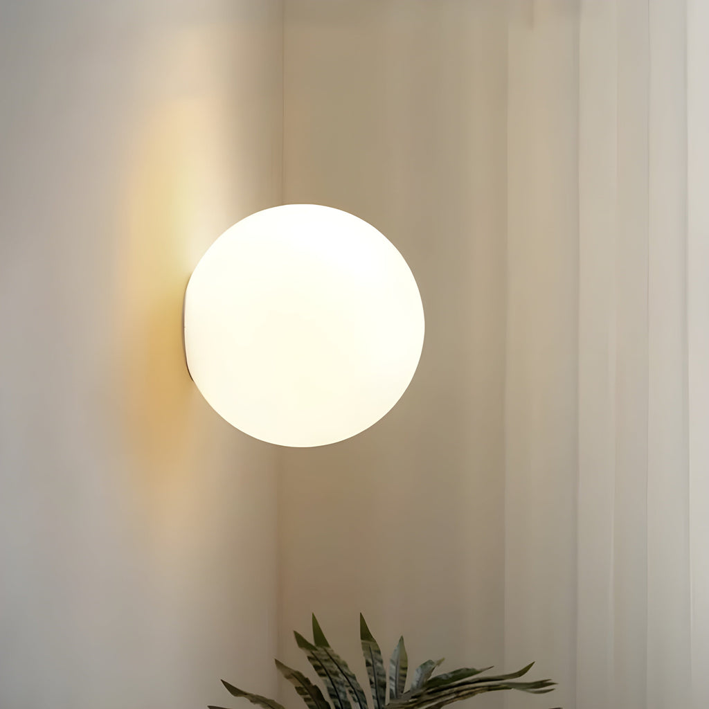 Væglampe i matteret glas i minimalistisk japandi-stil til stue og soveværelse