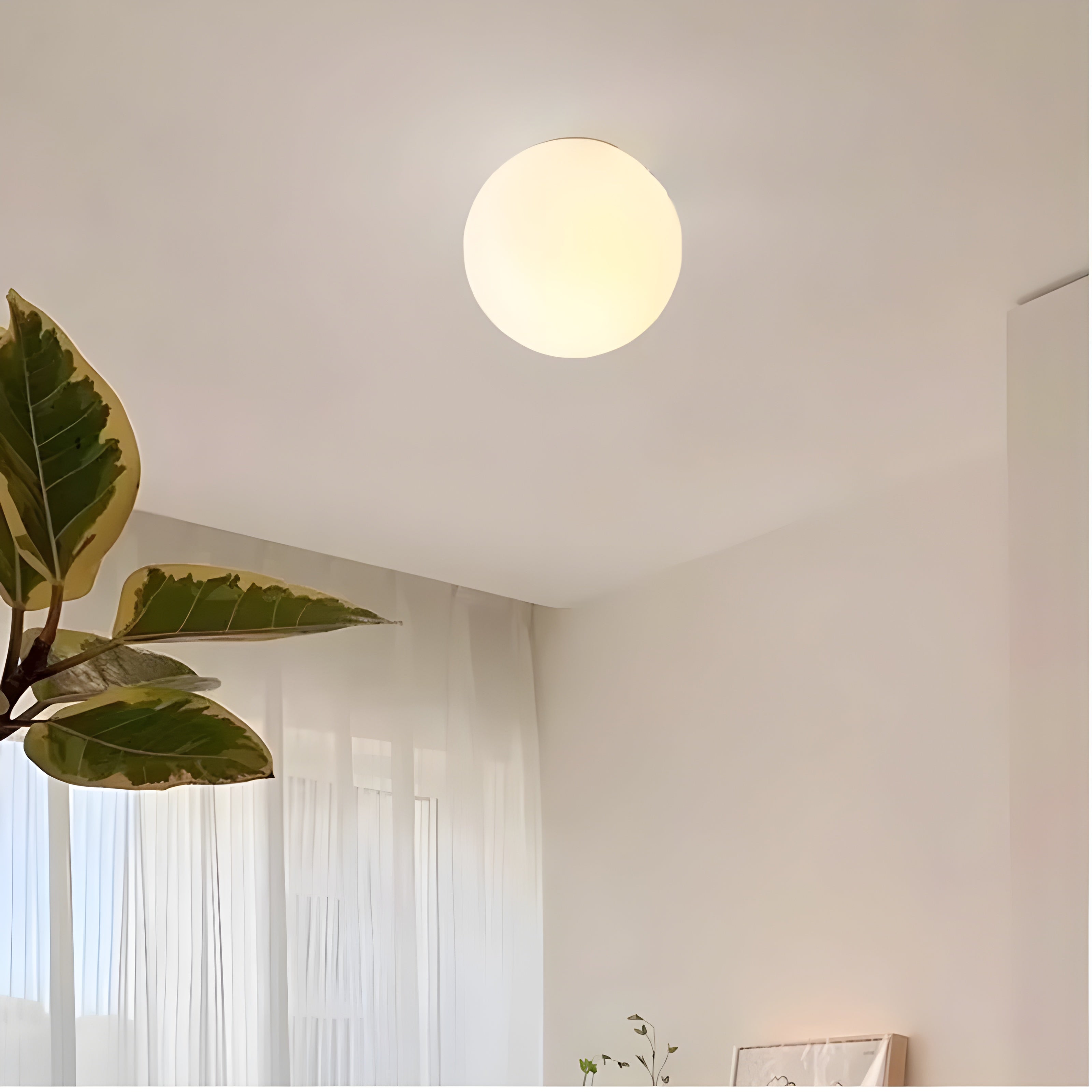 Væglampe i matteret glas i minimalistisk japandi-stil til stue og soveværelse