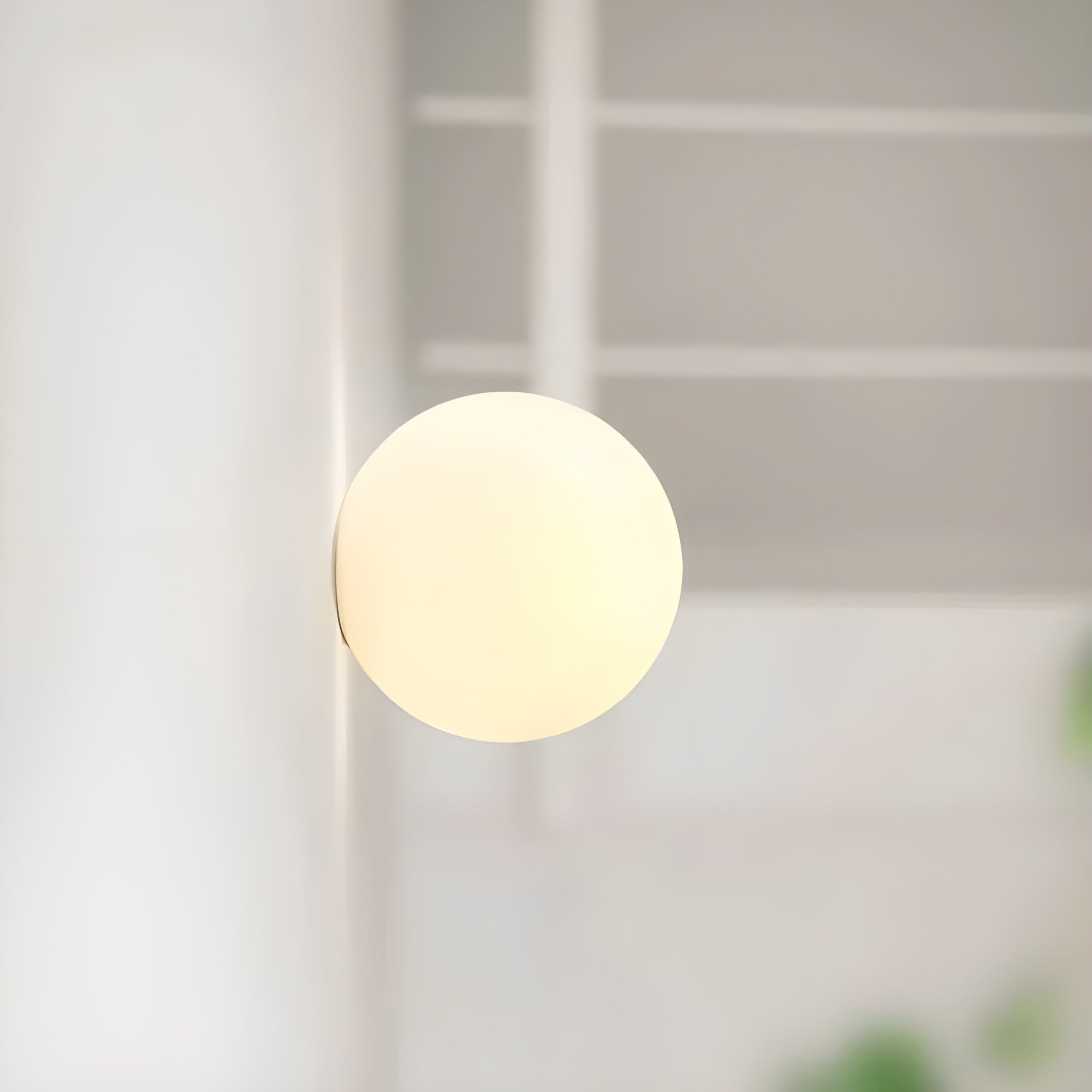 Væglampe i matteret glas i minimalistisk japandi-stil til stue og soveværelse