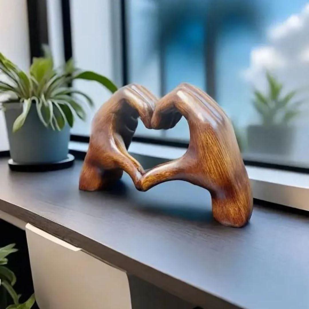 HeartWisp — ręcznie wykonana drewniana figurka o rzemieślniczo rzeźbionym wzornictwie