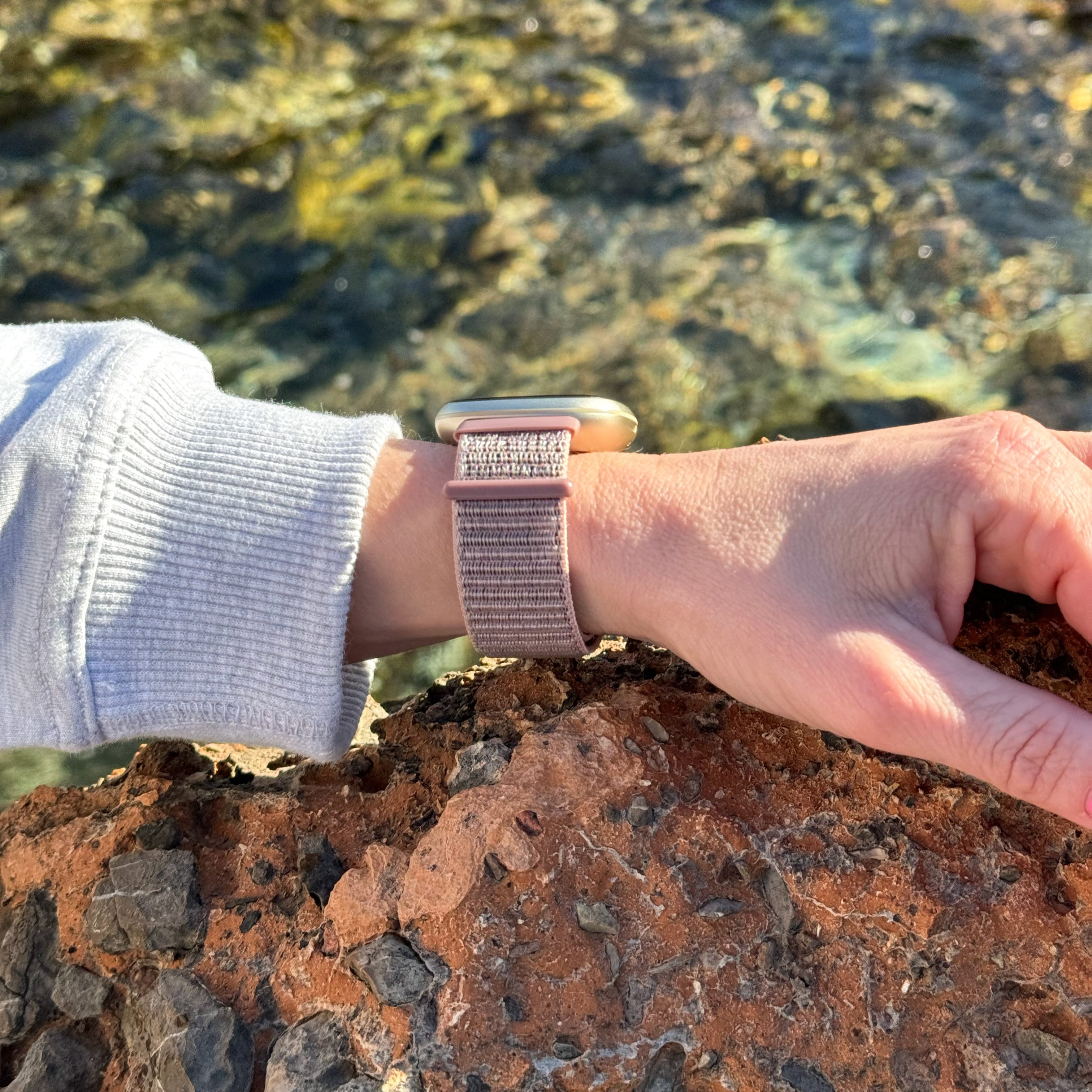 Fitbit Sense -älykellon harmaa ja vaaleanpunainen kaksivärinen nailonranneke — pehmeä kudos, tarrakiinnitys