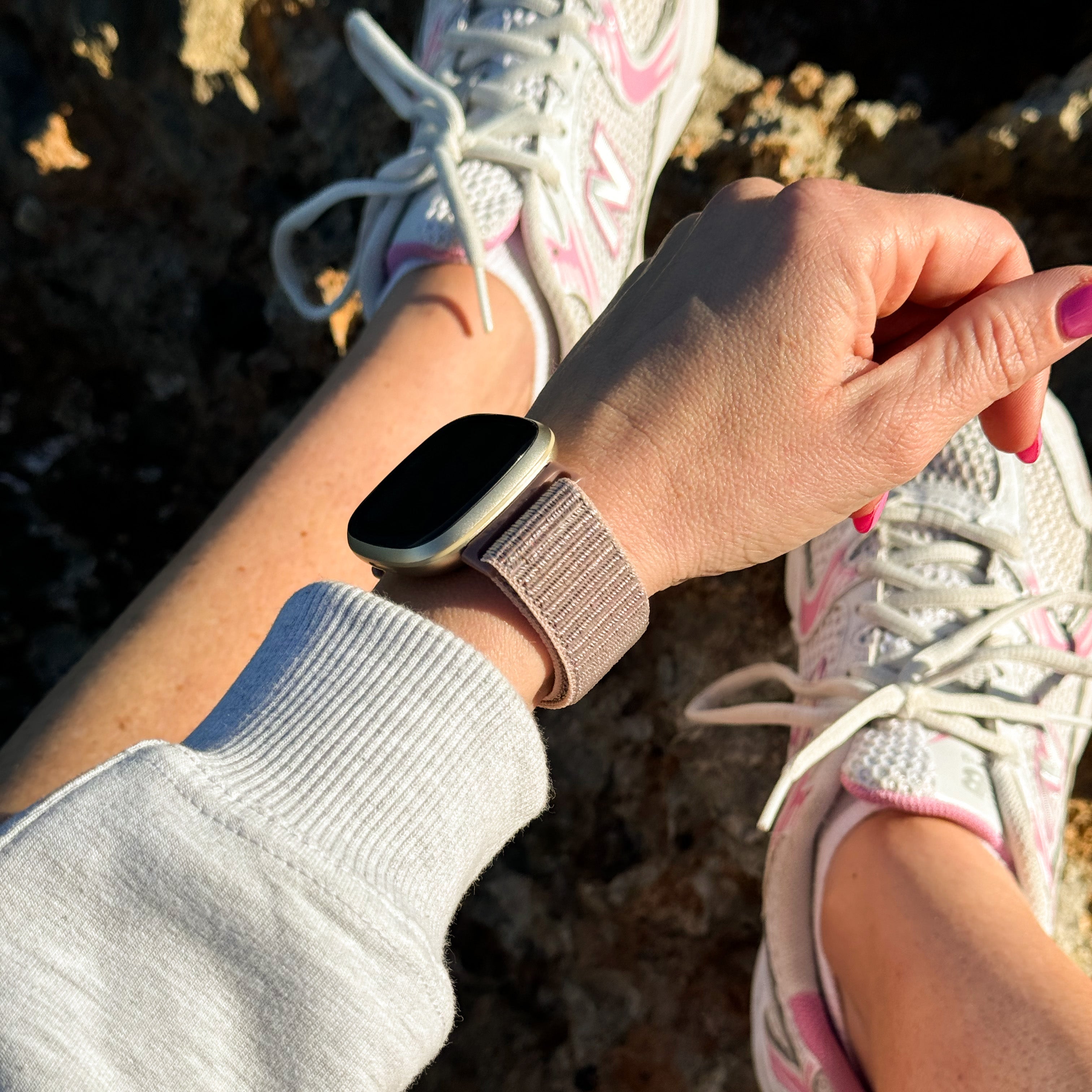 Fitbit Sense -älykellon harmaa ja vaaleanpunainen kaksivärinen nailonranneke — pehmeä kudos, tarrakiinnitys