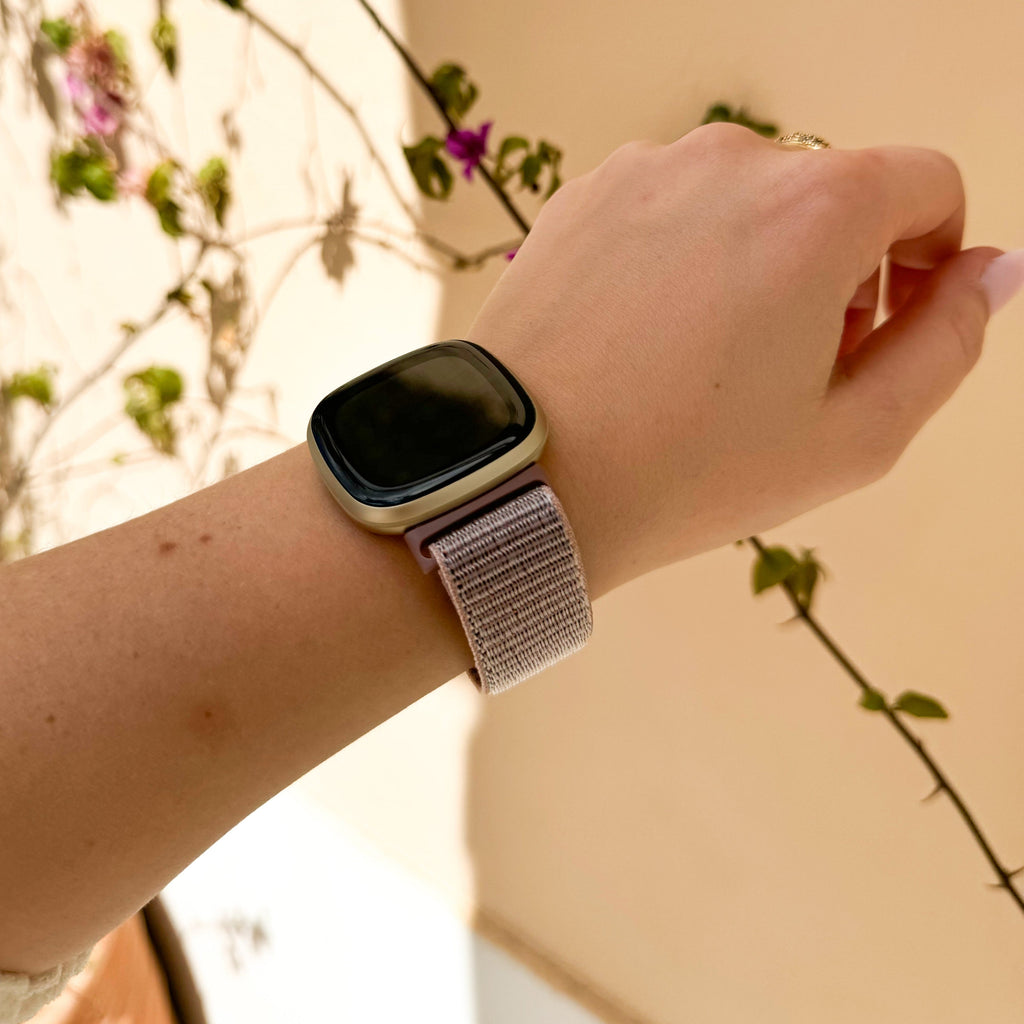 Fitbit Sense -älykellon harmaa ja vaaleanpunainen kaksivärinen nailonranneke — pehmeä kudos, tarrakiinnitys