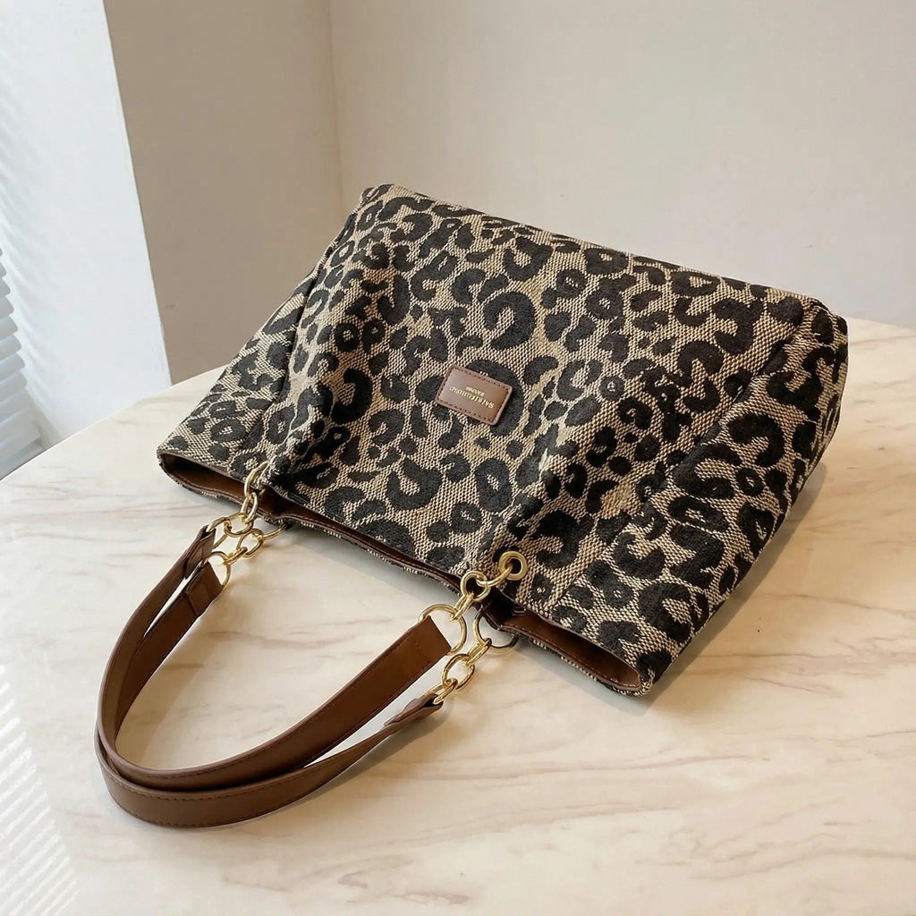Bolso tote de lona con estampado de leopardo — Asas de cadena dorada y patrón marrón y negro