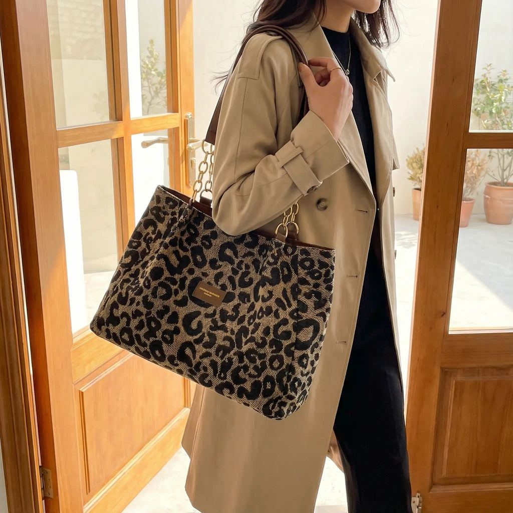 Bolso tote de lona con estampado de leopardo — Asas de cadena dorada y patrón marrón y negro