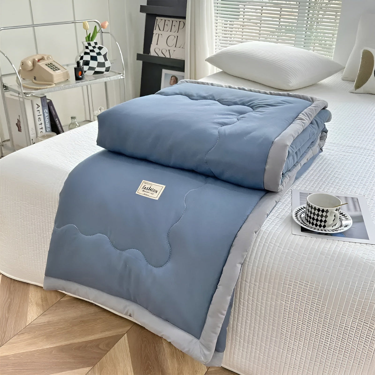 Chłodzący koc Breezy Lite — ultracienki, miękki splot poliestrowy, 100 GSM, szare wykończenie