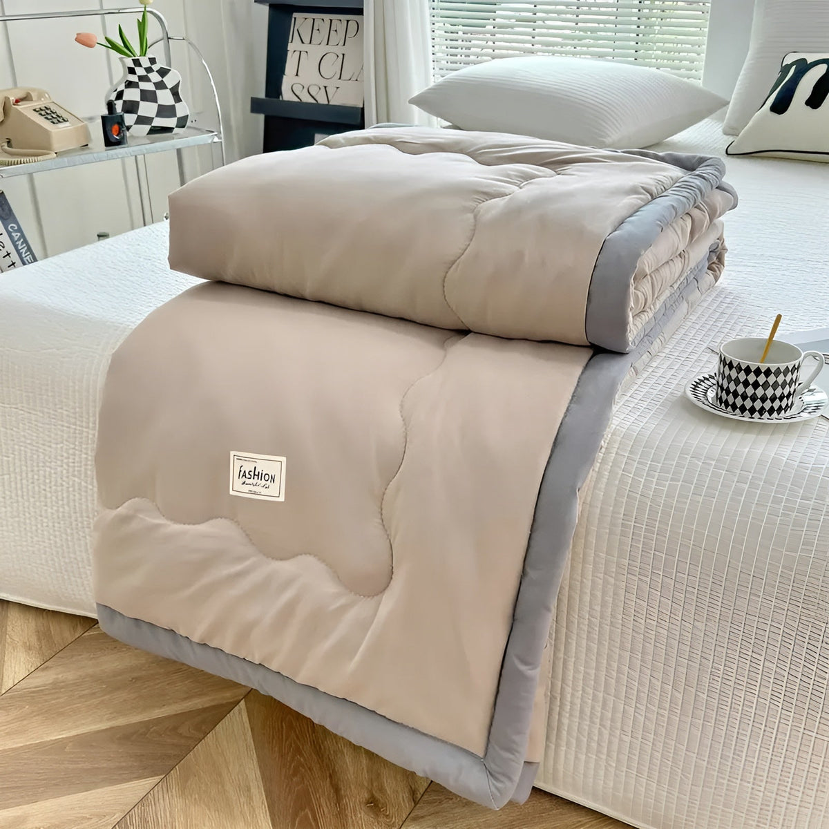 Chłodzący koc Breezy Lite — ultracienki, miękki splot poliestrowy, 100 GSM, szare wykończenie