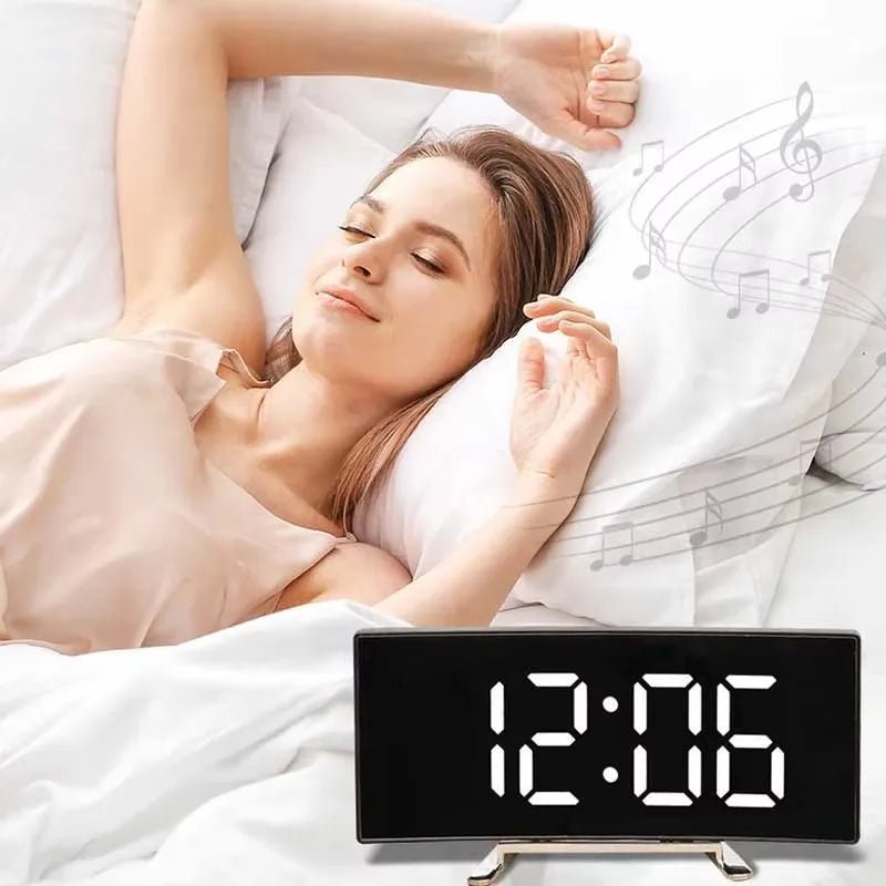 QuietGlow néma LED-es tükörébresztőóra — ívelt felület, idő és hőmérséklet