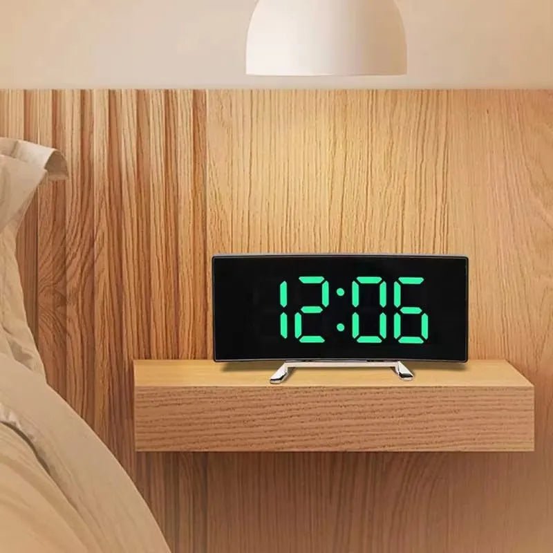 QuietGlow néma LED-es tükörébresztőóra — ívelt felület, idő és hőmérséklet