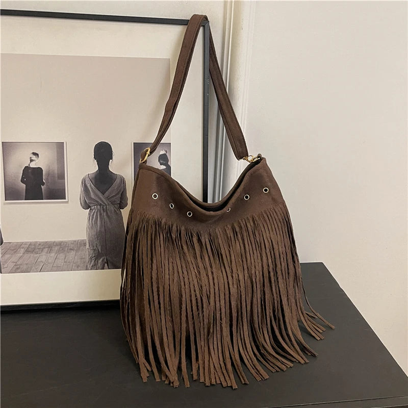 Taška Maria s třásněmi v ležérním stylu — ozdobná očka, imitace semiše