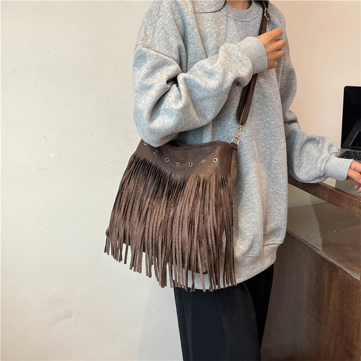 Taška Maria s třásněmi v ležérním stylu — ozdobná očka, imitace semiše