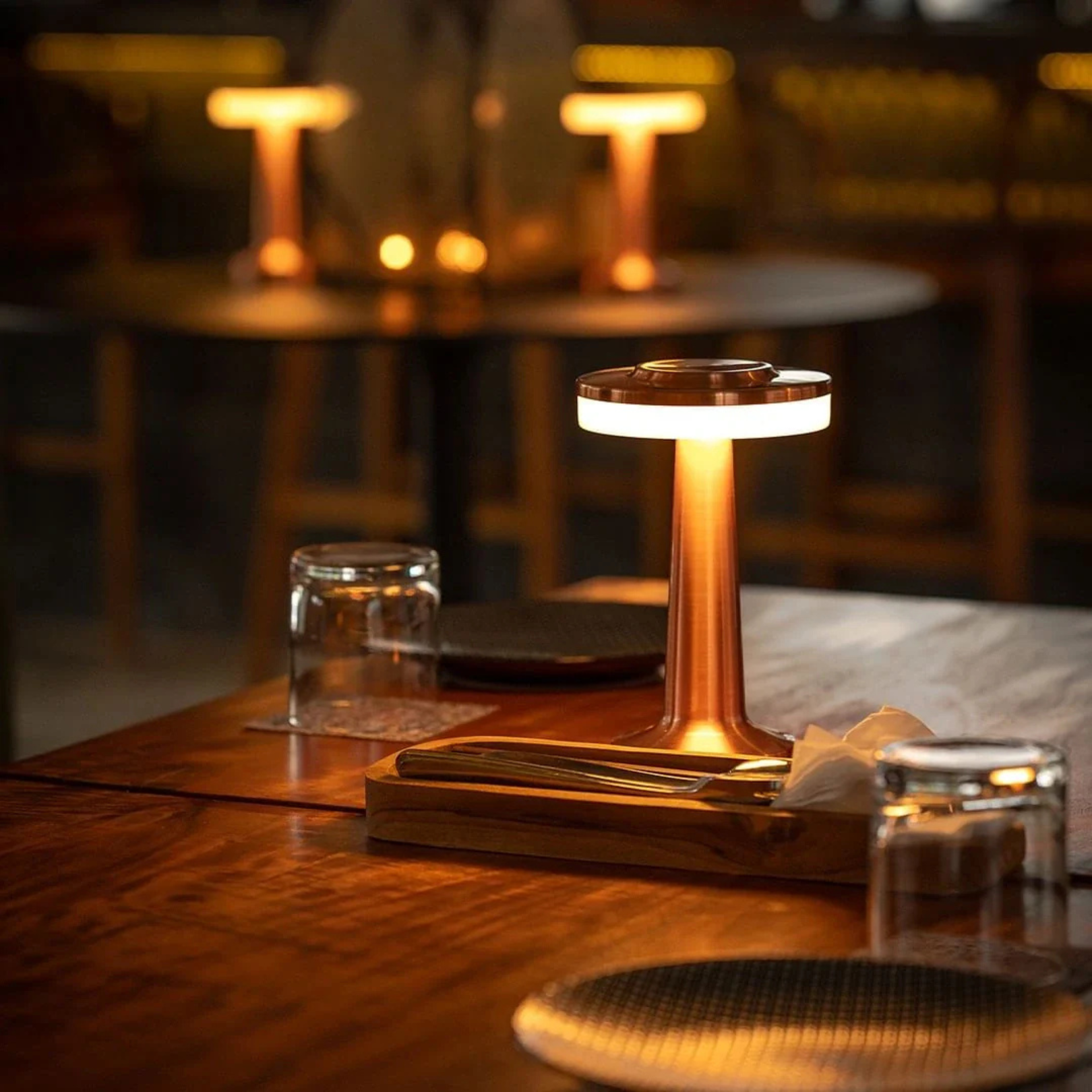 Midcentury moderne trådløs LED-lampe — berøringsstyring, dimbar lysstyrke