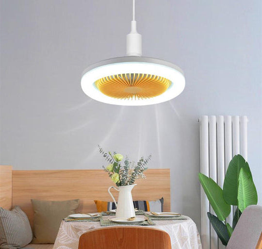 Moderní stropní ventilátor — integrované LED osvětlení a dálkové ovládání