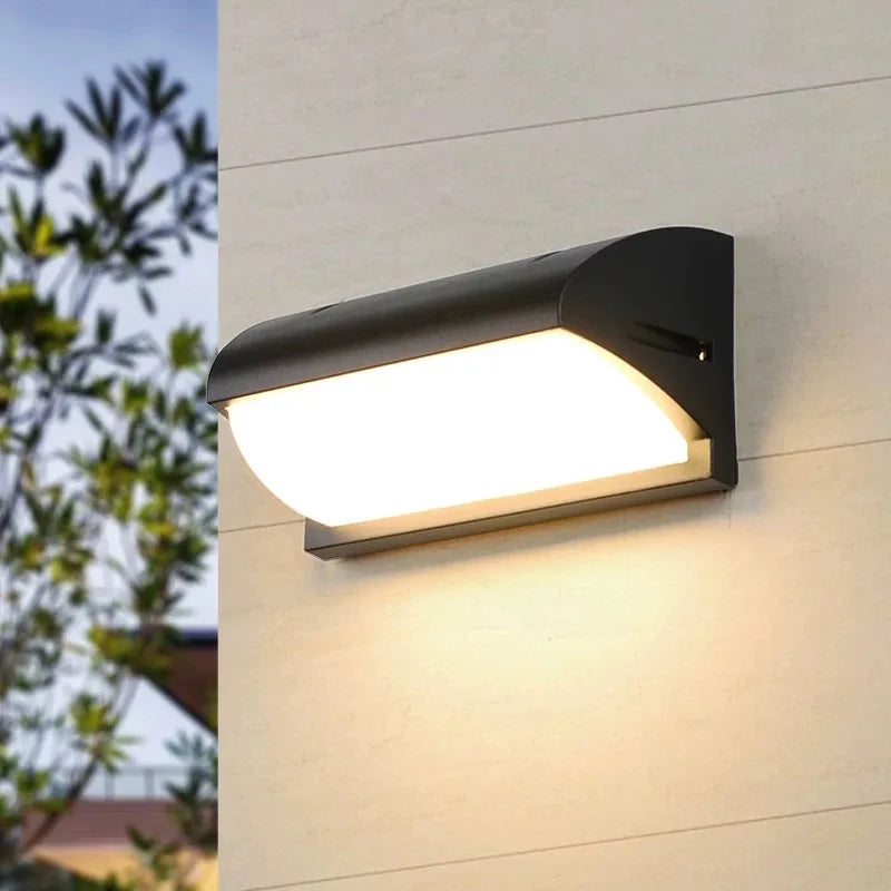 Vanntett LED-vegglampe for utendørsbruk — integrert bevegelsessensor