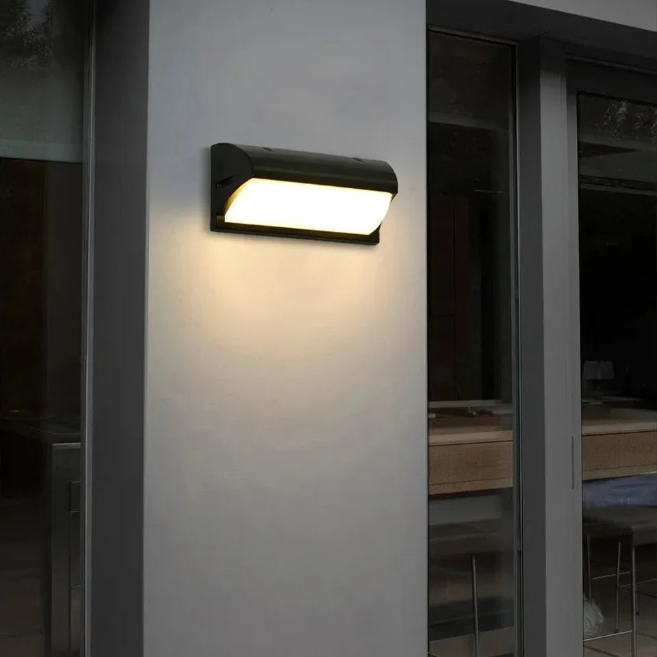 Vanntett LED-vegglampe for utendørsbruk — integrert bevegelsessensor