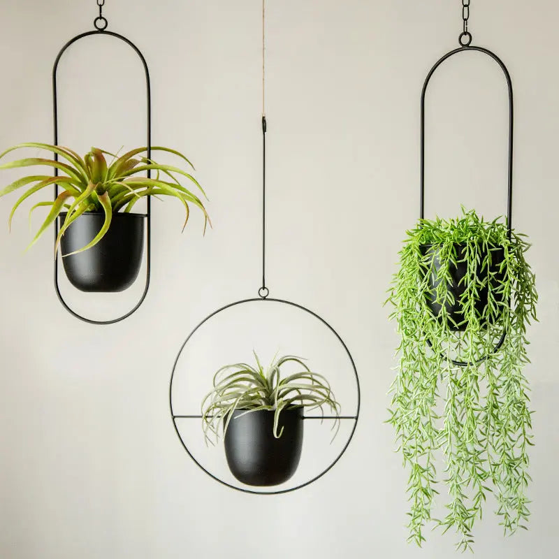 Moderne hengende plantepotter i metall — svarte eller metalliske, 20–25 cm høye