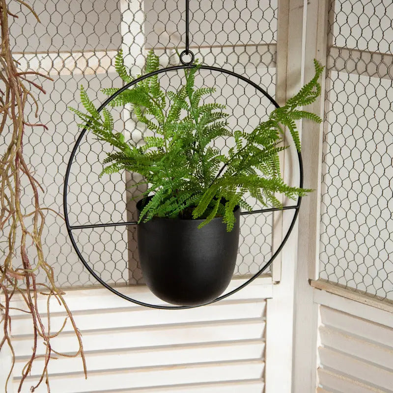 Moderne hengende plantepotter i metall — svarte eller metalliske, 20–25 cm høye
