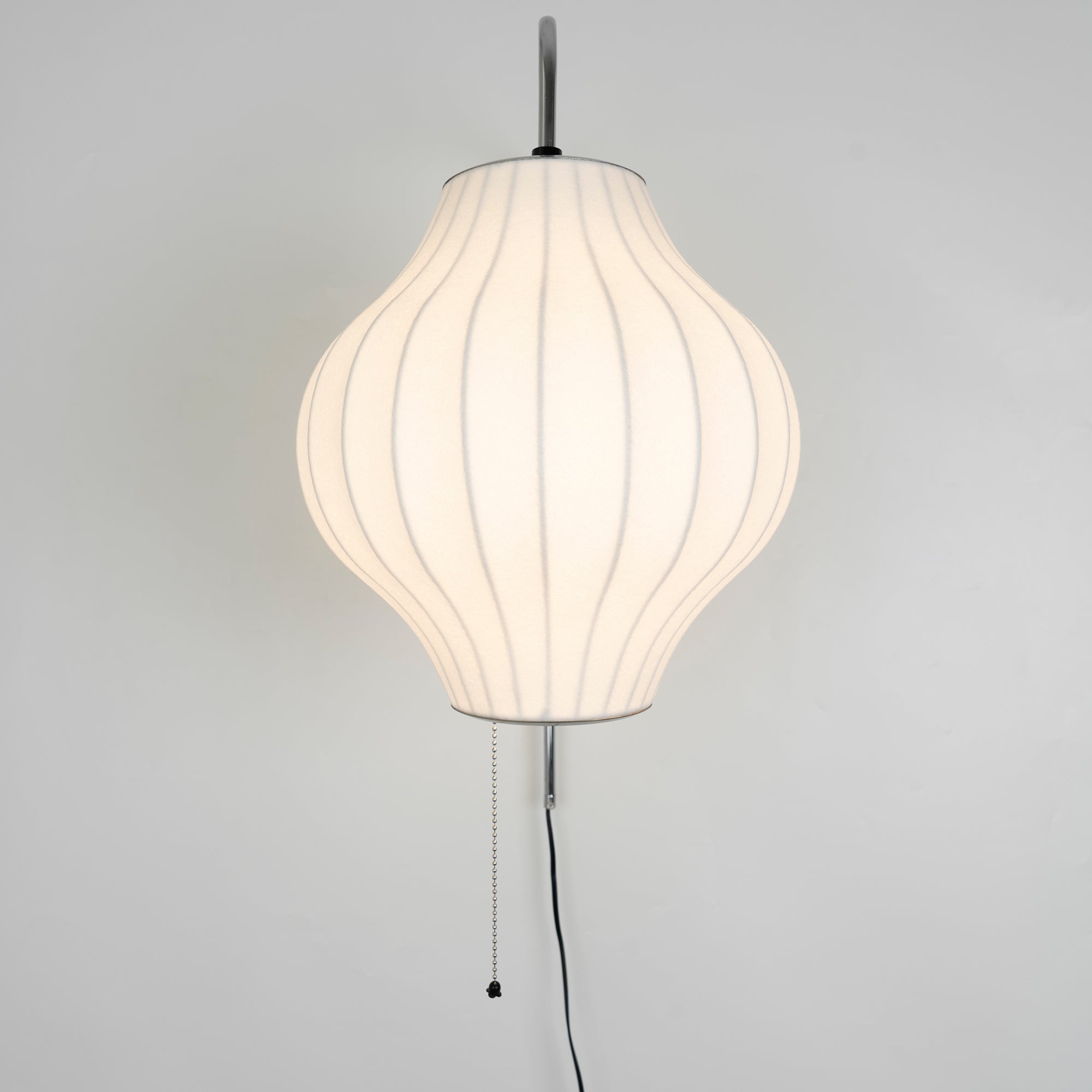 Nástěnná lampa z ořechového dřeva a bílé barvy s hedvábným stínidlem pro obývací pokoj a ložnici