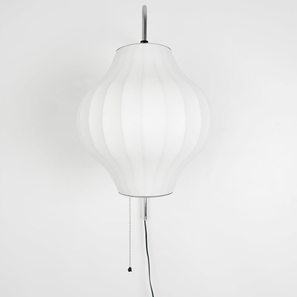 Nástěnná lampa z ořechového dřeva a bílé barvy s hedvábným stínidlem pro obývací pokoj a ložnici