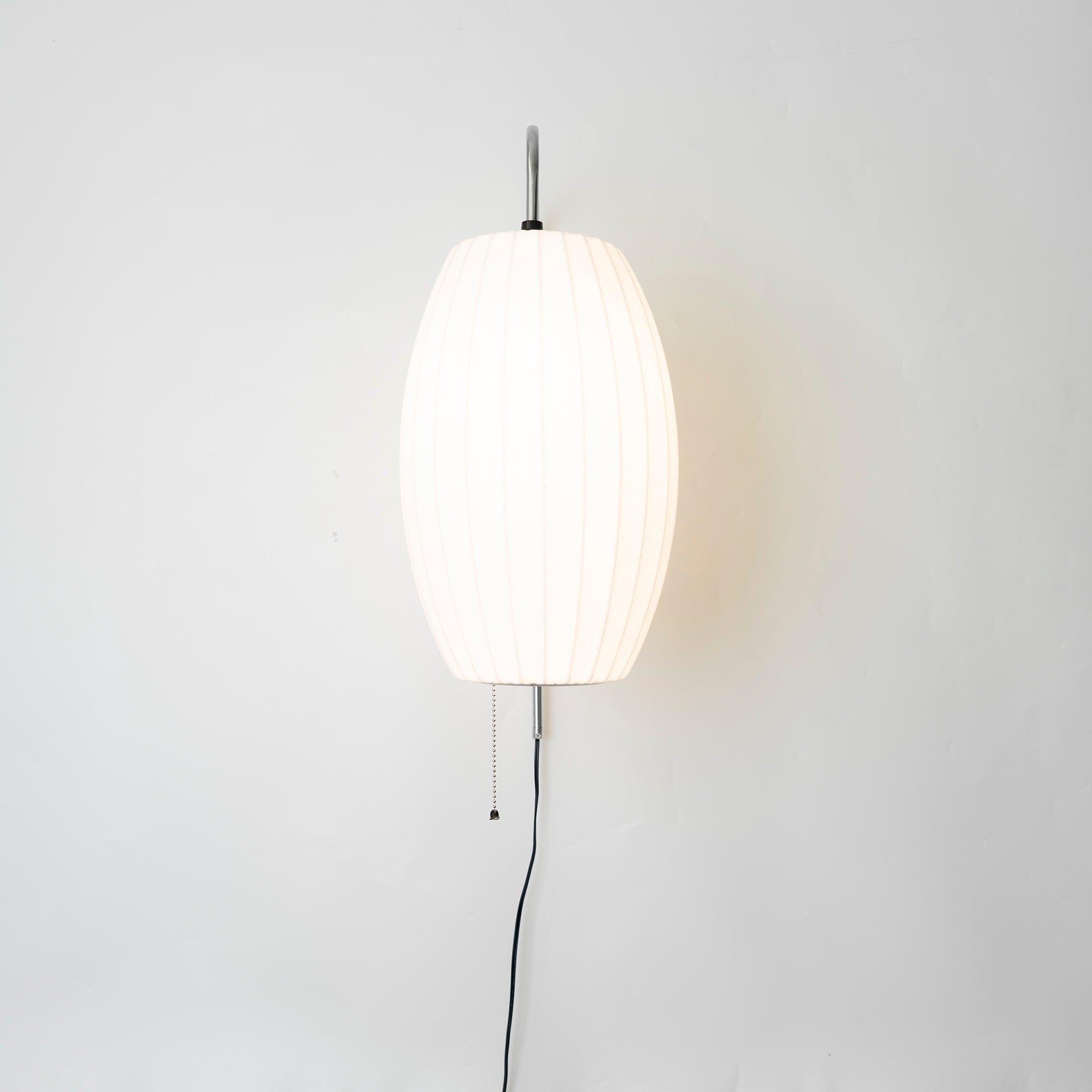 Nástěnná lampa z ořechového dřeva a bílé barvy s hedvábným stínidlem pro obývací pokoj a ložnici