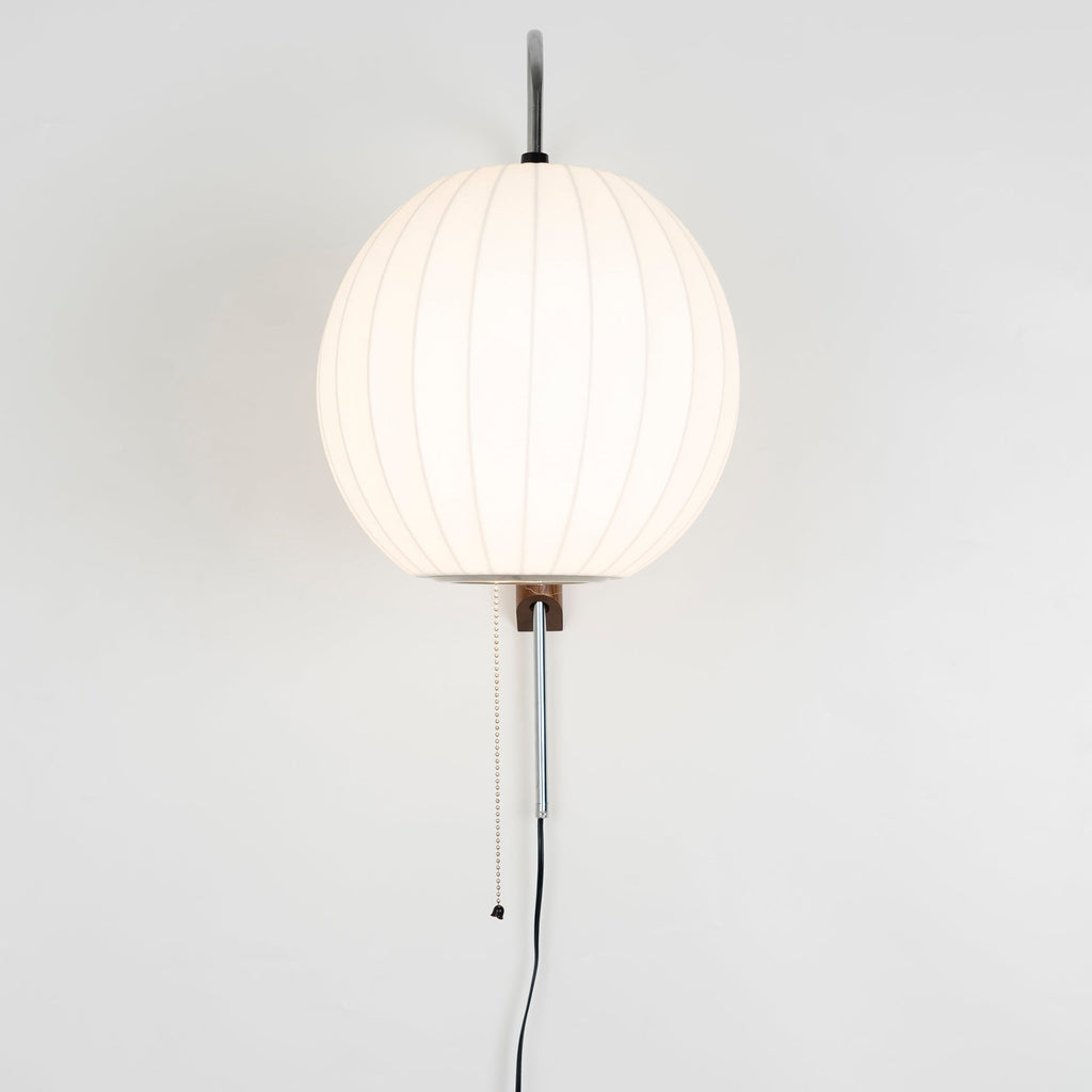 Nástěnná lampa z ořechového dřeva a bílé barvy s hedvábným stínidlem pro obývací pokoj a ložnici
