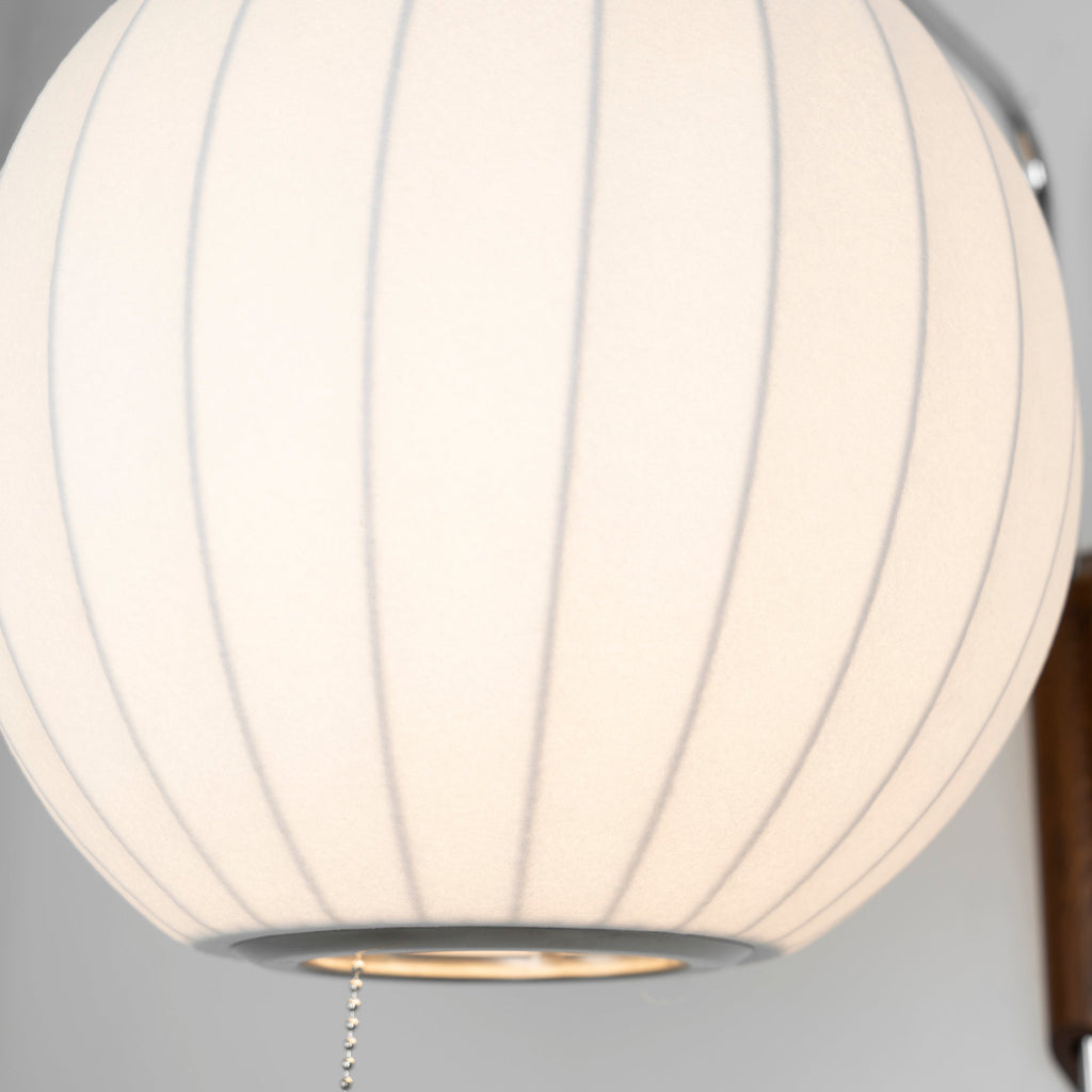 Nástěnná lampa z ořechového dřeva a bílé barvy s hedvábným stínidlem pro obývací pokoj a ložnici