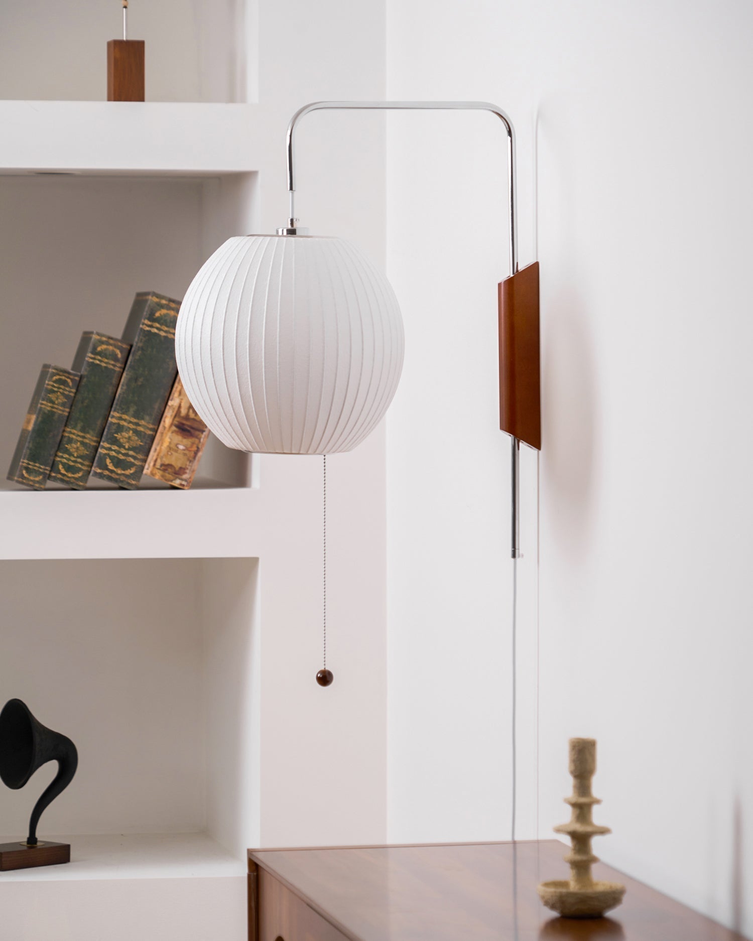 Nástěnná lampa z ořechového dřeva a bílé barvy s hedvábným stínidlem pro obývací pokoj a ložnici