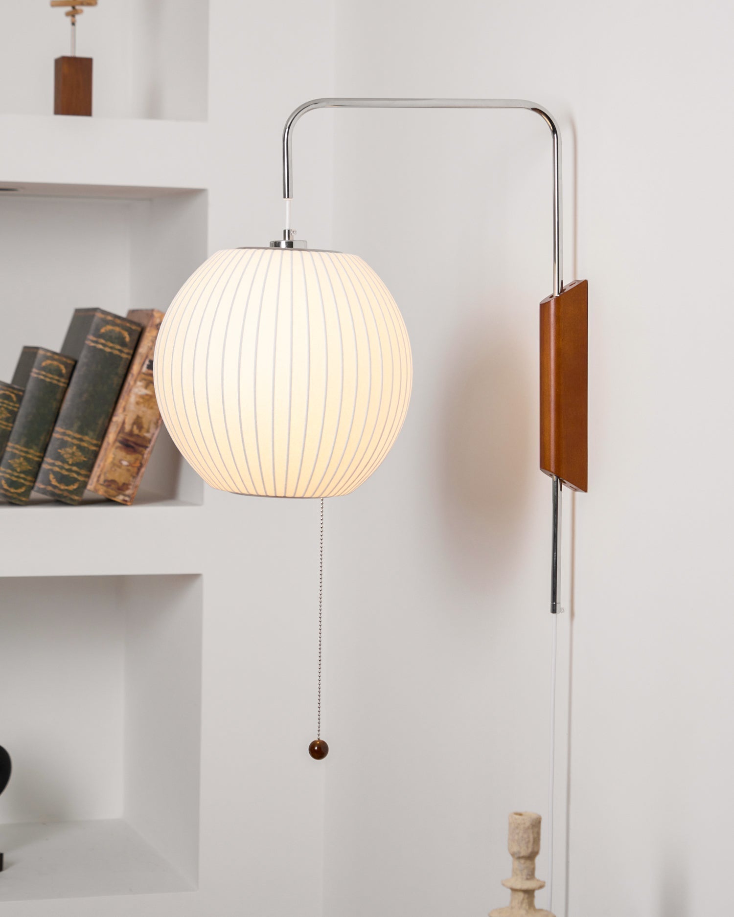 Nástěnná lampa z ořechového dřeva a bílé barvy s hedvábným stínidlem pro obývací pokoj a ložnici