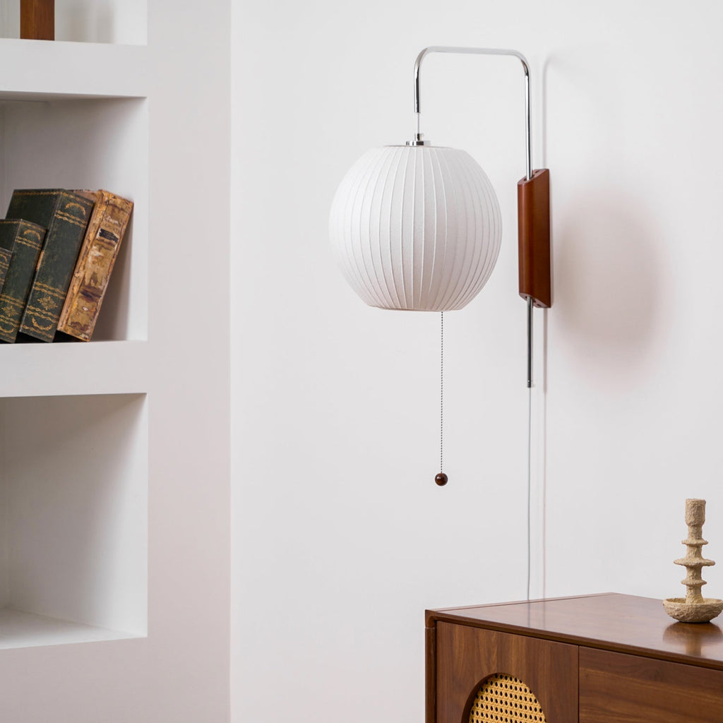 Nástěnná lampa z ořechového dřeva a bílé barvy s hedvábným stínidlem pro obývací pokoj a ložnici