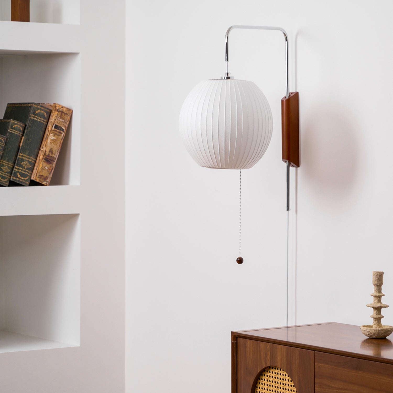 Nástěnná lampa z ořechového dřeva a bílé barvy s hedvábným stínidlem pro obývací pokoj a ložnici