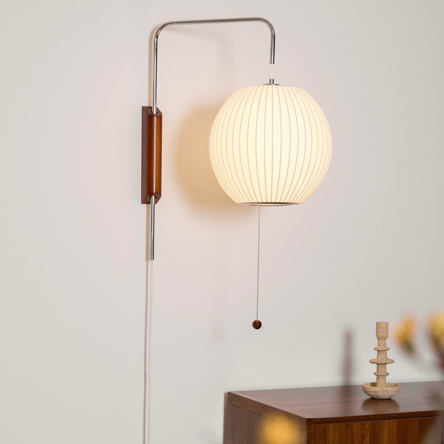 Nástěnná lampa z ořechového dřeva a bílé barvy s hedvábným stínidlem pro obývací pokoj a ložnici