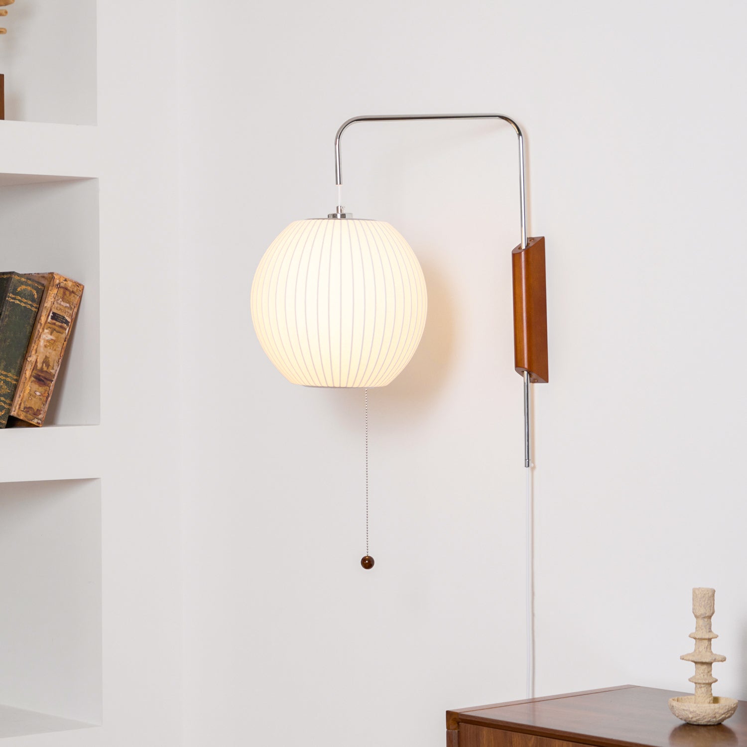 Nástěnná lampa z ořechového dřeva a bílé barvy s hedvábným stínidlem pro obývací pokoj a ložnici