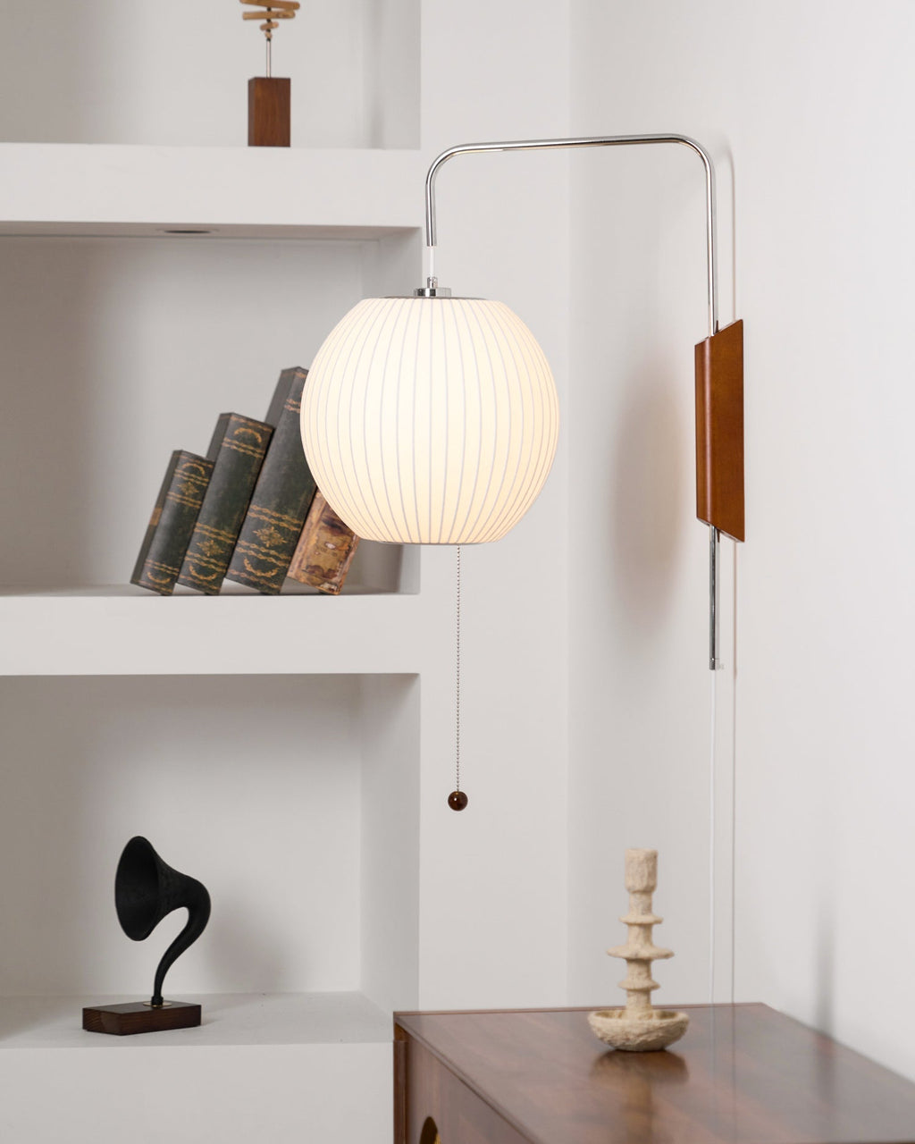 Nástěnná lampa z ořechového dřeva a bílé barvy s hedvábným stínidlem pro obývací pokoj a ložnici